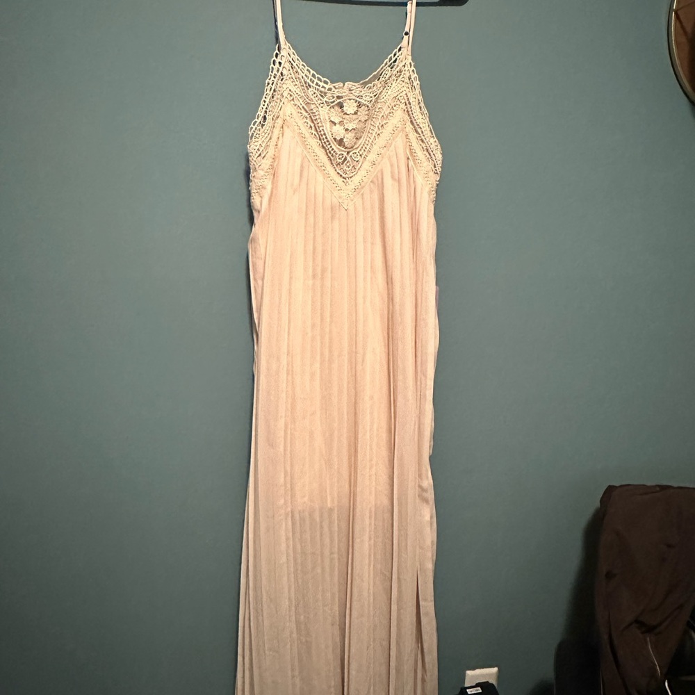 Crochet details on beautiful pleated dress NWT L